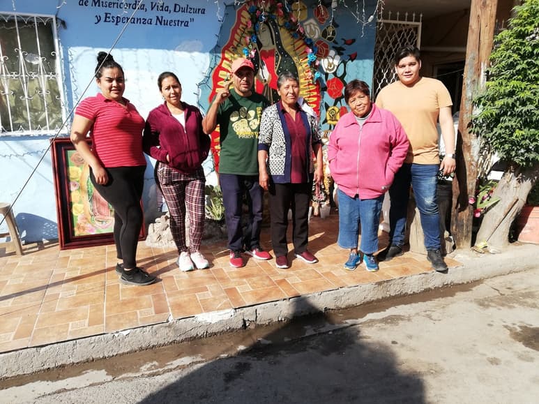 Gracias a su gran devoción, Carmen Hernández Robles realiza su reliquia a la Virgen Morena. (VIRGINIA HERNÁNDEZ)