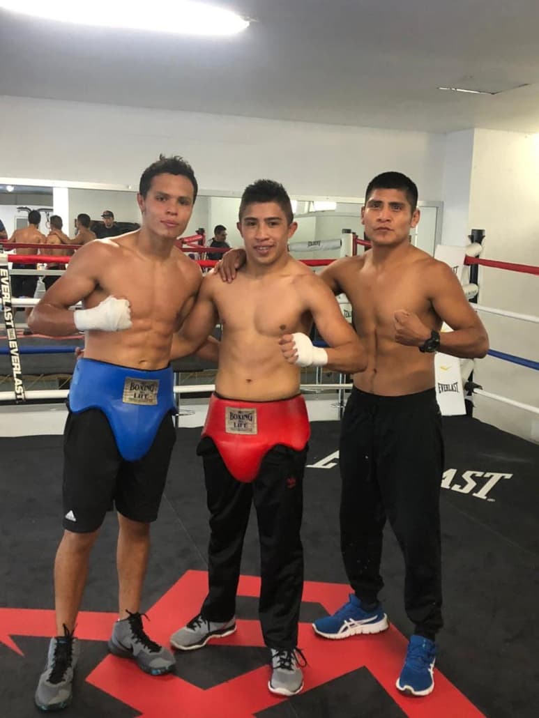 Tanto el excampeón mundial José 'Tecuala' Argumedo, como el juvenil Fernando 'Calladito' Villa, ayudaron al 'Rey' en su preparación. (ESPECIAL)