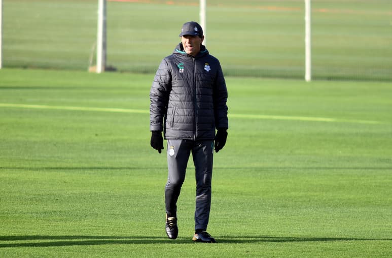 El estratega charrúa asegura haber aprendido de la derrota que sufrió en los cuartos de final del Apertura 2019 ante Rayados, pero que no modificará su planteamiento de cara al próximo torneo. (JESÚS GALINDO) 