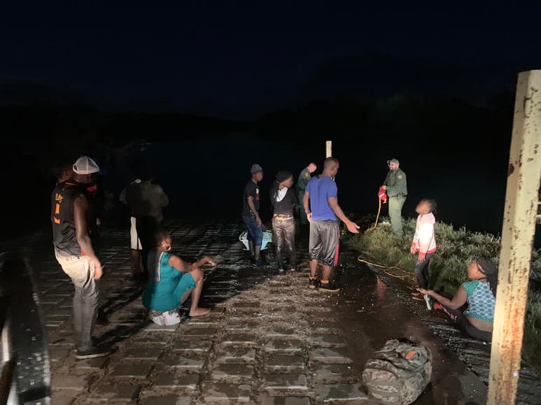 La Aduana y Protección Fronteriza (CBP por sus siglas en inglés) dieron a conocer que el grupo de personas que fue rescatado, estaba conformado por nueve adultos y cinco niños, de entre uno y ocho años. (EL SIGLO COAHUILA)
