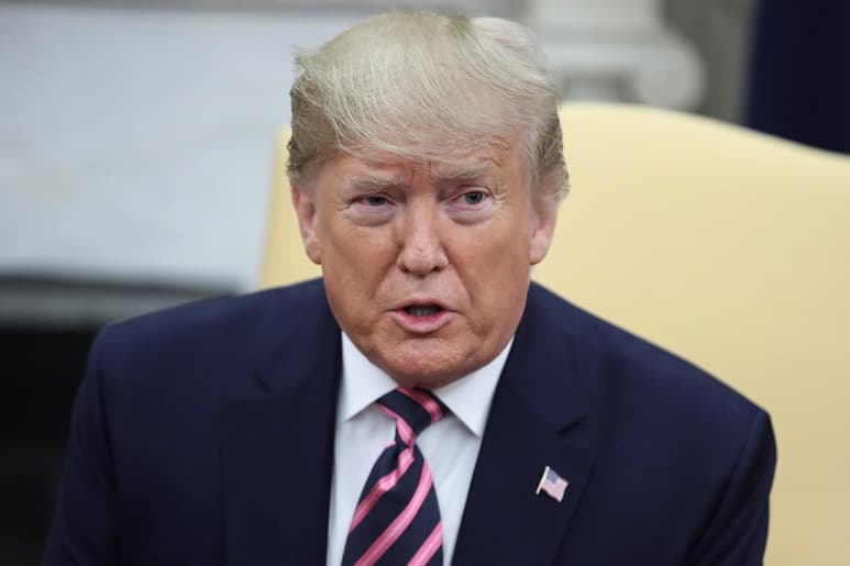 Trump aseguró que los demócratas están haciendo el ridículo y calificó los procedimientos para abrir un juicio político contra él de 'farsa' y 'fraude'. (EFE)