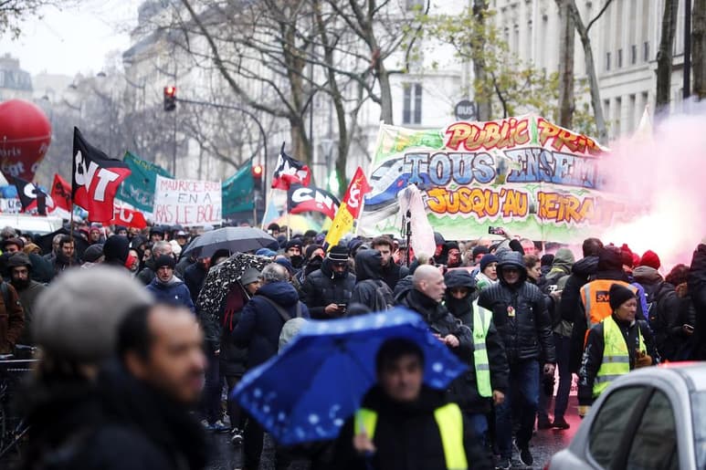 Tras nueve días de huelga en contra de la reforma de las pensiones en Francia, ciudadanos y comerciantes comienzan a estar cansados de la parálisis parcial en la que vive el país. (ARCHIVO)