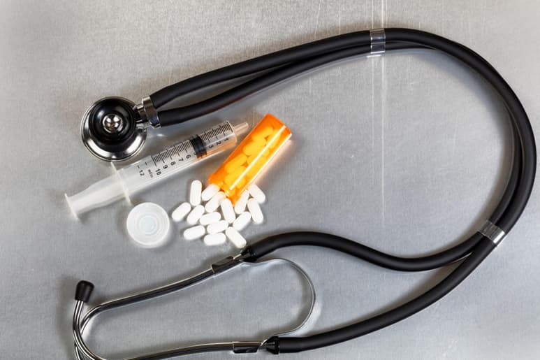 Imputan en EUA por varios cargos de distribución ilegal de sustancias controladas a un médico que se describía a sí mismo como El Chapo de los Opioides. (ARCHIVO)