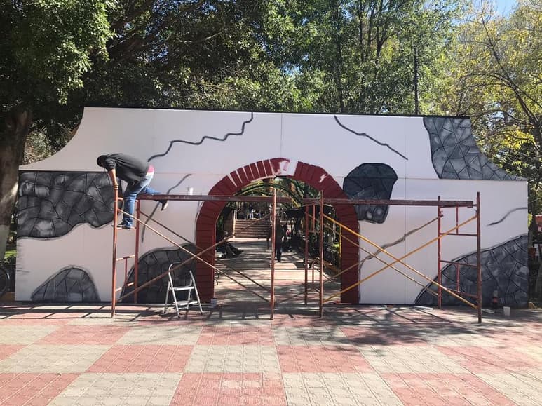 Hoy se pudo observar a trabajadores del Ayuntamiento que se encontraban colocando el escenario del nacimiento que lucirá con una gran cantidad de luces, figuras de alrededor de un metro y una fuentes de peces. (EL SIGLO DE TORREÓN)