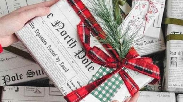 Recomiendan reciclar el papel periódico para envolver los regalos de la temporada u otras celebraciones (INTERNET)