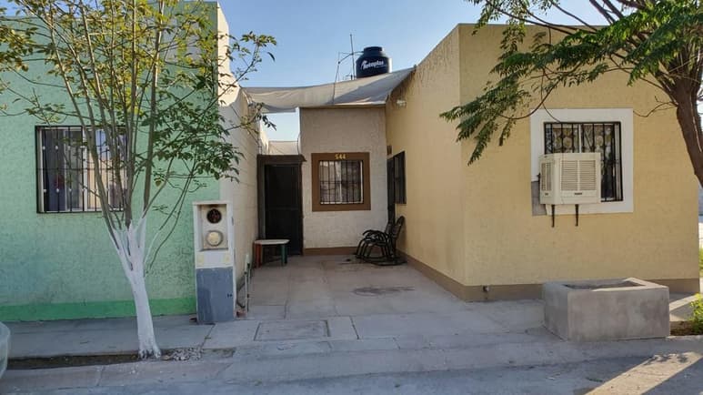 La mujer tomó su bolsa y corrió al interior del domicilio asustada, aprovechando el momento para pedir auxilio al número de emergencia 911. (EL SIGLO DE TORREÓN)
