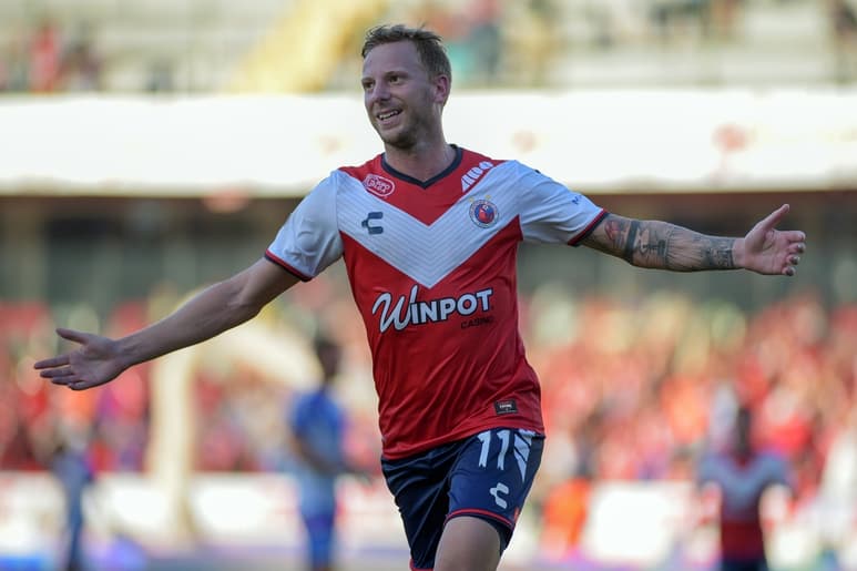 El jugador argentino quedó en libertad tras la desafiliación de los Tiburones Rojos del Veracruz. (ARCHIVO)
