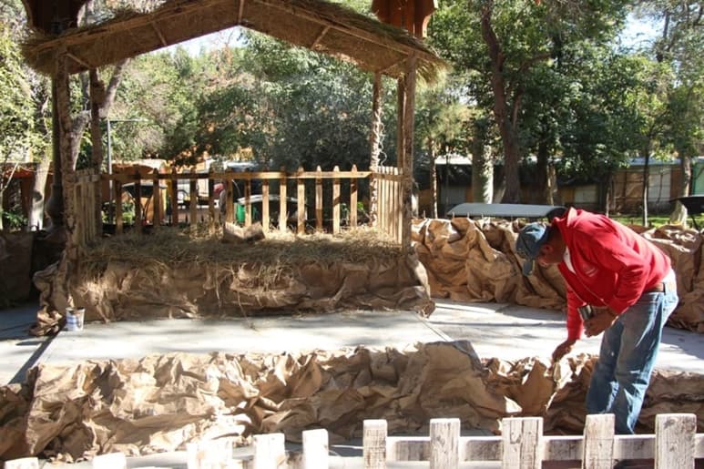 Ayer se pudo observar a empleados municipales instalando el Nacimiento y decorando el Paseo Sarabia con artículos navideños.