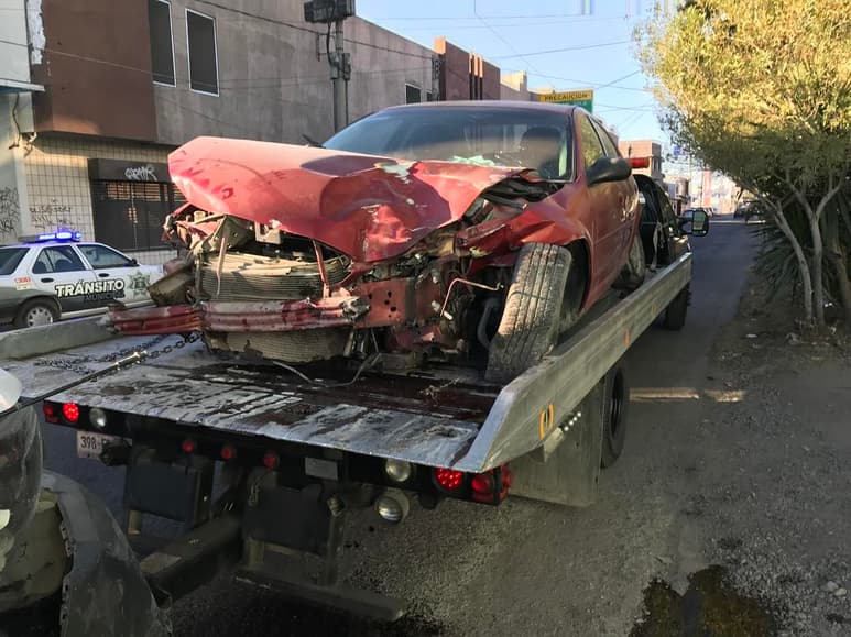 Según los primeros peritajes, un vehículo Dodge Stratus de color guinda, que era conducido por Pamela de 26 años de edad, se desplazaba sobre la calle Urrea.
(EL SIGLO DE TORREÓN)