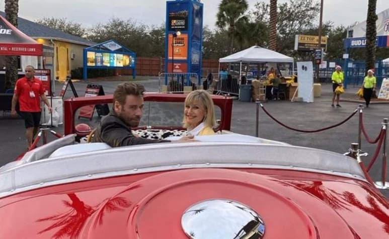 John Travolta y Olivia Newton-John revivieron a sus icónicos personajes del megahit de 1978, Vaselina, pues ambos actores volvieron a portar el vestuario original de la película emocionando a sus fans. (ESPECIAL)