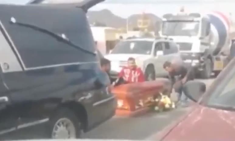 Testigos comentaron en redes sociales, que el conductor de la carroza no se había percatado de lo ocurrido hasta que fue alertado por otros automovilistas (INTERNET)
