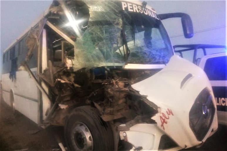 Al lugar acudieron varias ambulancias de la Cruz Roja Mexicana para brindar atención a las personas lastimadas. (EL SIGLO DE TORREÓN)