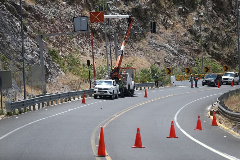 Del kilómetro 102 al 113 de la autopista Durango a Mazatlán se están haciendo trabajos de mantenimiento, por lo que se pide precaución y evitar rebasar en ese tramo. (EL SIGLO DE TORREÓN)