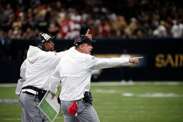 Los Santos del coach Sean Payton (d) perdieron a dos titulares defensivos en la derrota del domingo pasado ante San Francisco.