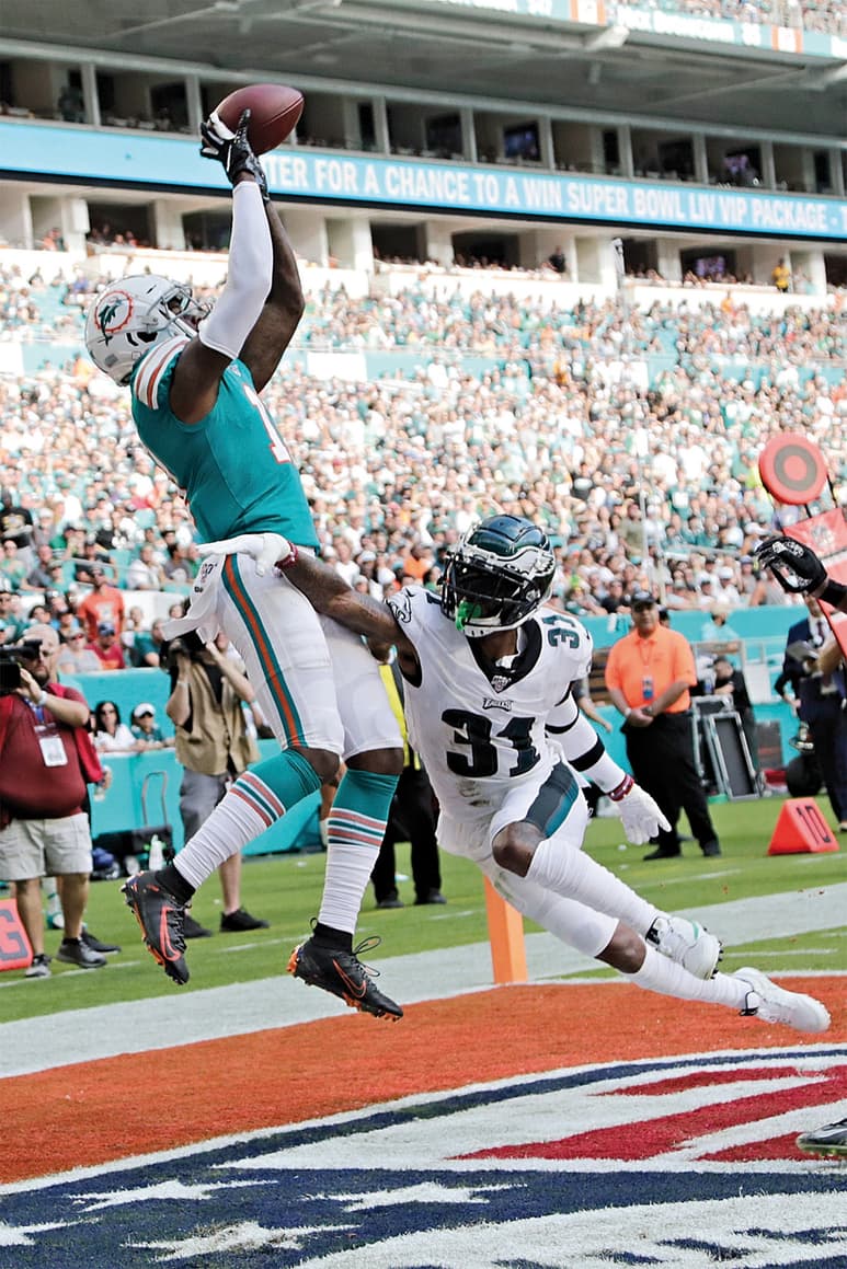 El receptor de los Delfines de Miami, Devante Parker, suma 882 yardas en esta temporada y ha anotado en seis ocasiones.