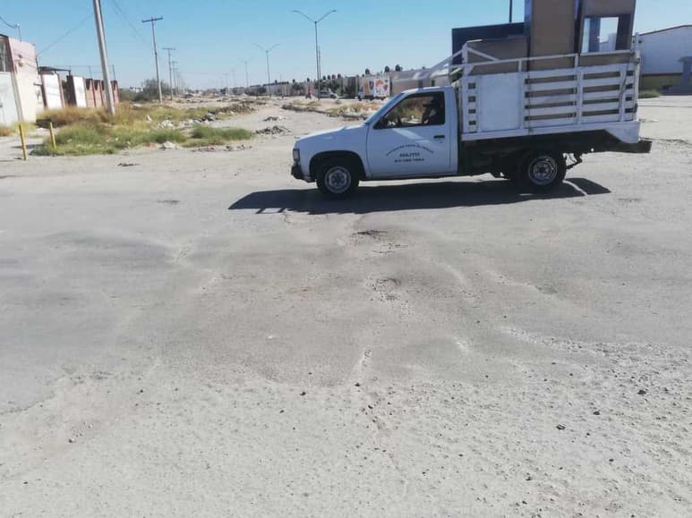 La presencia de grandes baches en la vialidad representa un problema para todos los automovilistas que tienen que circular diariamente por esta zona, poniendo en riesgo a sus vehículos. (BEATRIZ A. SILVA)