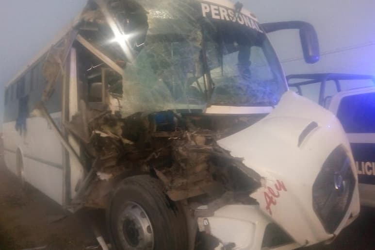 El percance dejó varias personas lesionadas y daños materiales.