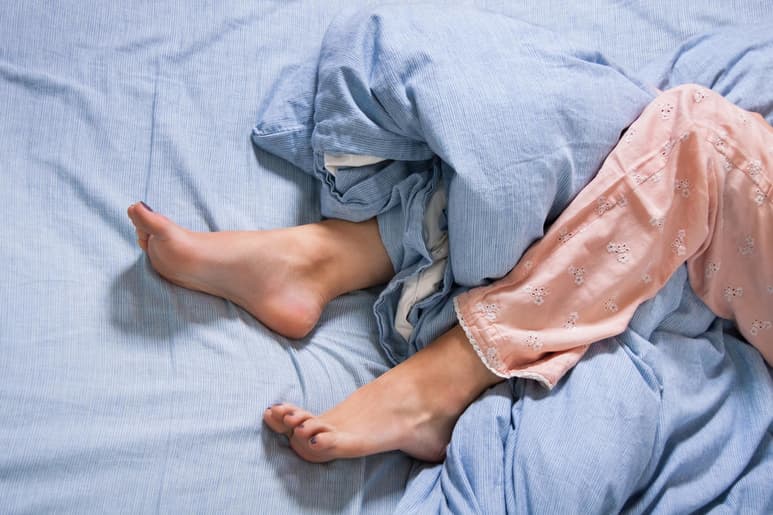 El síndrome de piernas inquietas -sensación desesperante de mover las extremidades- es una de las causas que con mayor frecuencia dificultan conciliar el sueño. (ARCHIVO)