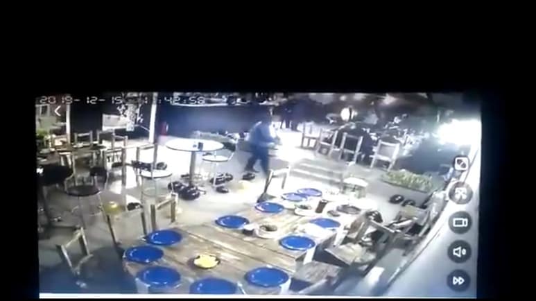 El hecho ocurrió alrededor de las 21:00 horas, cuando un par de sujetos irrumpió en donde ya estaban reunidas más de 30 personas. (ESPECIAL)