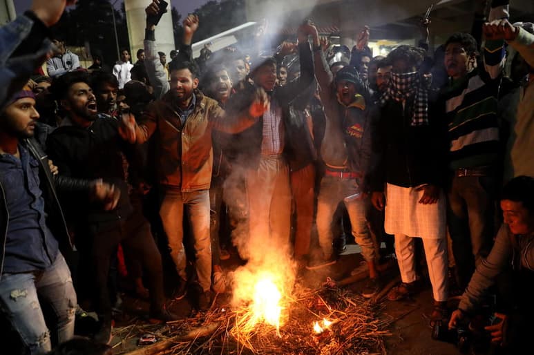 Miles de estudiantes universitarios salieron el lunes a las calles de la capital india para protestar contra una nueva ley que otorga la ciudadanía a no musulmanes. (EFE)