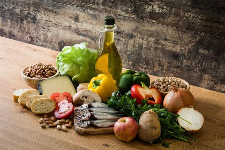 Una buena opción llevar una dieta mediterránea, este tipo de alimentación es rica, sobre todo, en grasas saludables y productos lácteos que el cuerpo puede digerir mejor que aquellos que están hechos a base de leche entera de vaca. (ESPECIAL)