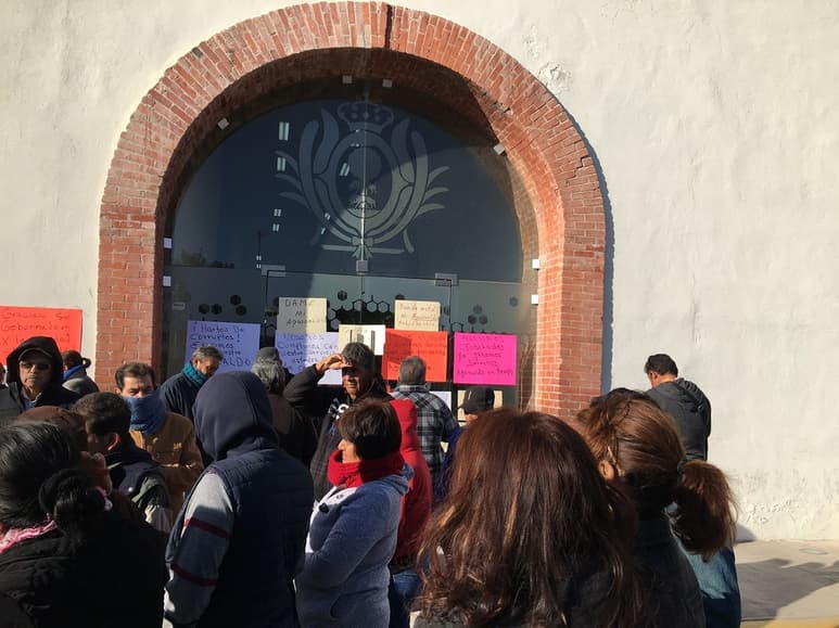 Pese a las bajas temperaturas, los pensionados tomaron las oficinas estatales desde las 6:30 horas. (FABIOLA P. CANEDO/EL SIGLO DE TORREÓN)