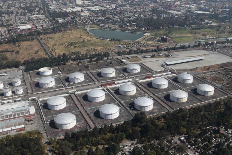 Las empresas que compiten con Pemex en el mercado de combustibles recibieron un nuevo golpe que afectará el desarrollo de opciones para los consumidores en México. (ARCHIVO)