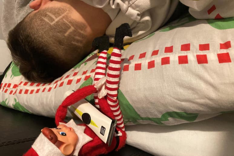El elfo navideño que espía si los niños se portan bien, sirvió como pretexto perfecto. (INTERNET)