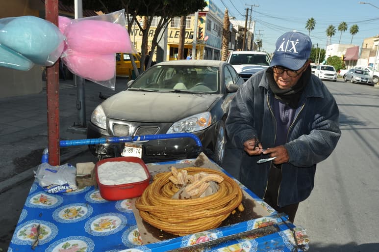 Con 71 años de edad, don Fernando sale desde las 7 de la mañana de su casa con su triciclo. (GUADALUPE MIRANDA)