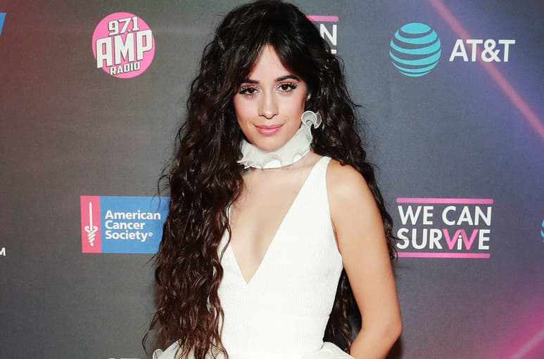 En carta. La cantante Camila Cabello se disculpa con sus fanáticos por realizar comentarios racistas hacía sus excompañeras. (ESPECIAL)