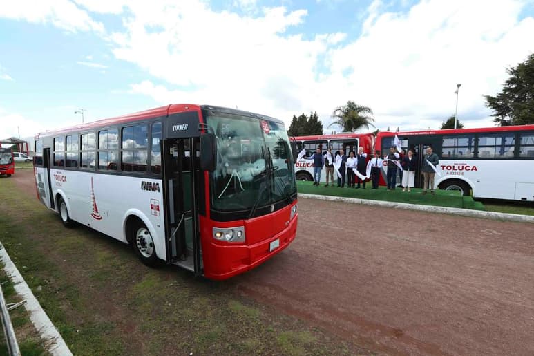 Tras varios días de diálogo, la Secretaría de Movilidad y los empresarios del transporte público en el Estado de México acordaron un alza de dos pesos a la tarifa de transporte público. (ARCHIVO)
