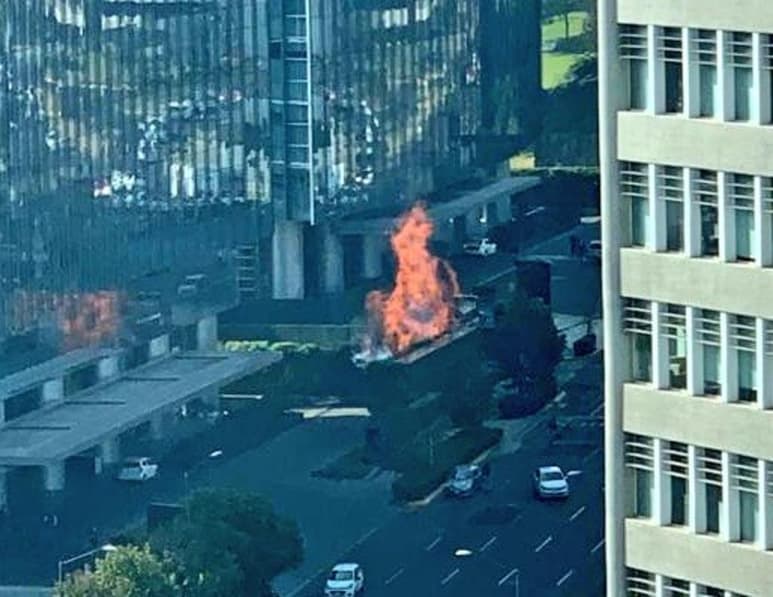 Servicios de emergencia y bomberos capitalinos laboran para sofocar un incendio en una plaza comercial ubicada en Santa Fe, sin que hasta el momento se reporten personas lesionadas, informaron autoridades de la Ciudad de México. (ESPECIAL)