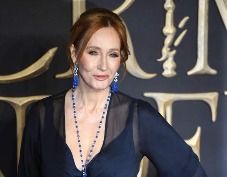J.K. Rowling fue criticada por la comunidad transgénero y otros activistas tras tuitear su apoyo a una investigadora que perdió su trabajo por afirmar que la gente no puede cambiar su sexo biológico. (ARCHIVO)