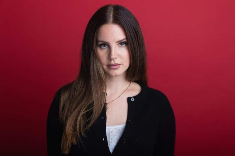 La cantante estadounidense Lana del Rey, anunció a través de redes sociales el lanzamiento de un próximo álbum del género spoken word, aún sin título, y con el cual piensa mostrar agradecimiento y amor a su país. (ESPECIAL)