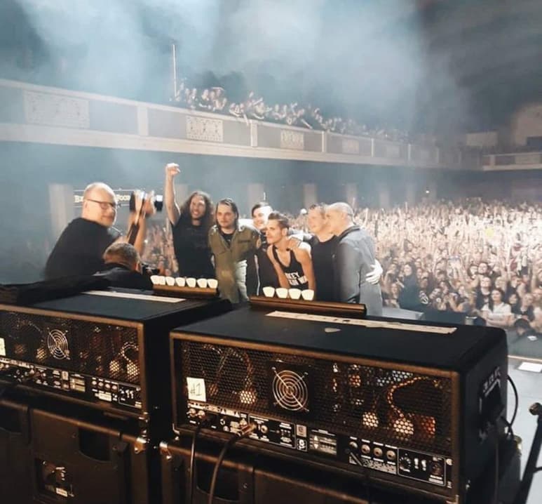 La noche de ayer fue una fecha muy esperada para todos los seguidores de My Chemical Romance, pues la banda de rock volvió a tocar sobre el escenario tras siete años de ausencia, en el Shrine Expo Hall de Los Ángeles. (ESPECIAL)