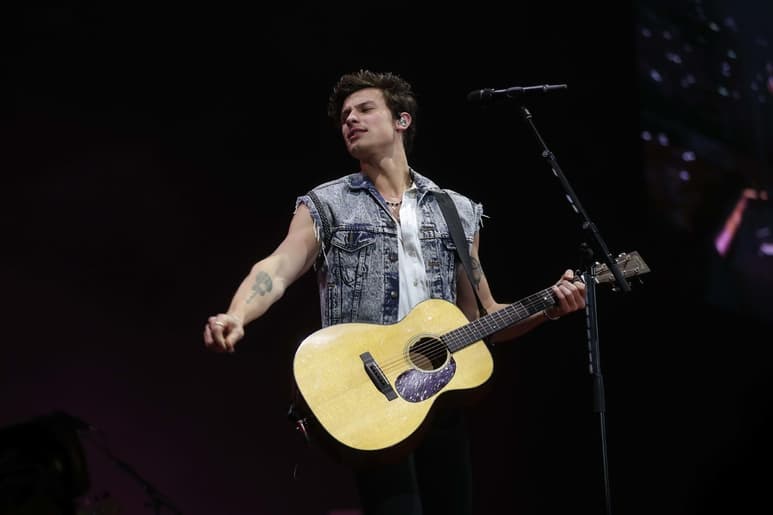 En concierto. El cantante canadiense, Shawn Mendes, durante su presentación en el Palacio de los Deportes.