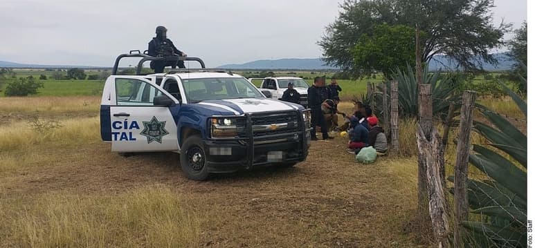 Los extranjeros relataron que llevaban tres días en el lugar sin comida y sin agua, en espera de ser trasladados a la frontera con Estados Unidos, pero estaban detenidos contra su voluntad. (AGENCIA REFORMA)