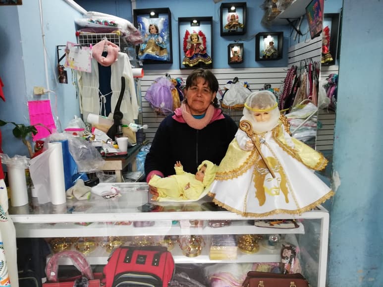 Una tradición heredada por su madre, María Leticia sigue con la venta de artículos para niño Dios. (VIRGINIA HERNÁNDEZ)