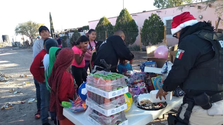 La calle principal del ejido fue el punto de reunión para que los cerca de 30 chiquitines, algunos acompañados de sus madres, disfrutaran de la grata visita. (EL SIGLO DE TORREÓN)