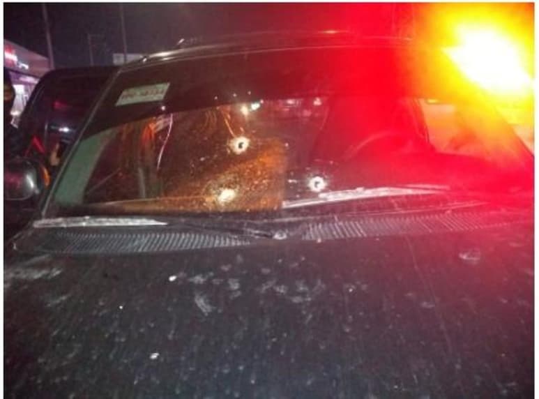 El joven viajaba a bordo de una camioneta color negro, la cual terminó con múltiples impactos de bala.