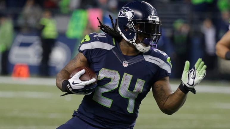 Marshawn Lynch vuelve con los Halcones Marinos de Seattle, tras la lesión del corredor Chris Carson. (ARCHIVO)
