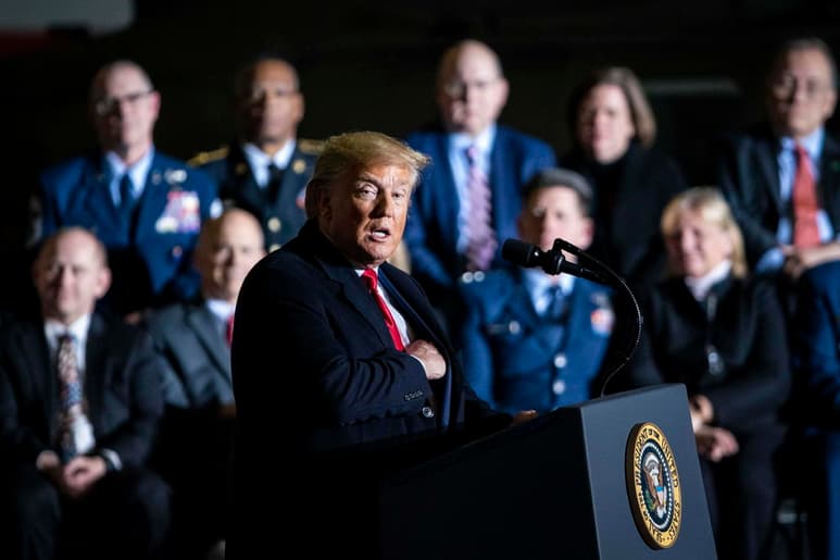 Este domingo, en su cuenta de Twitter, Trump descalificó a la líder demócrata en la Cámara de Representantes. (ARCHIVO)