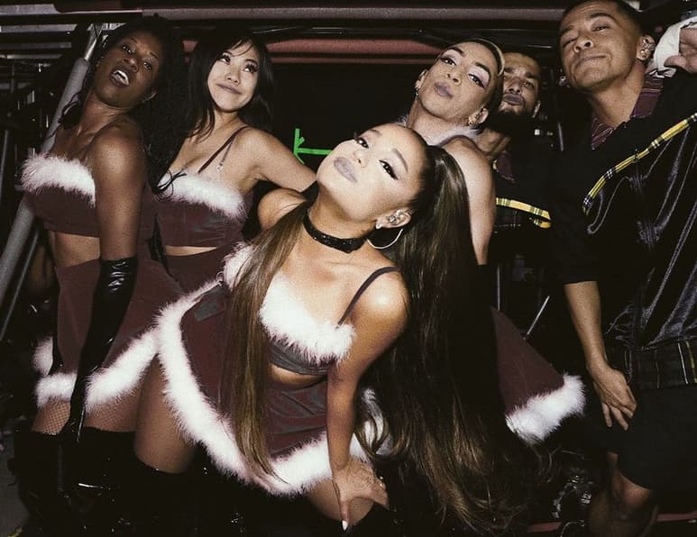 Material. Contienen 32 temas como 7 Rings, God is a woman. (ESPECIAL)