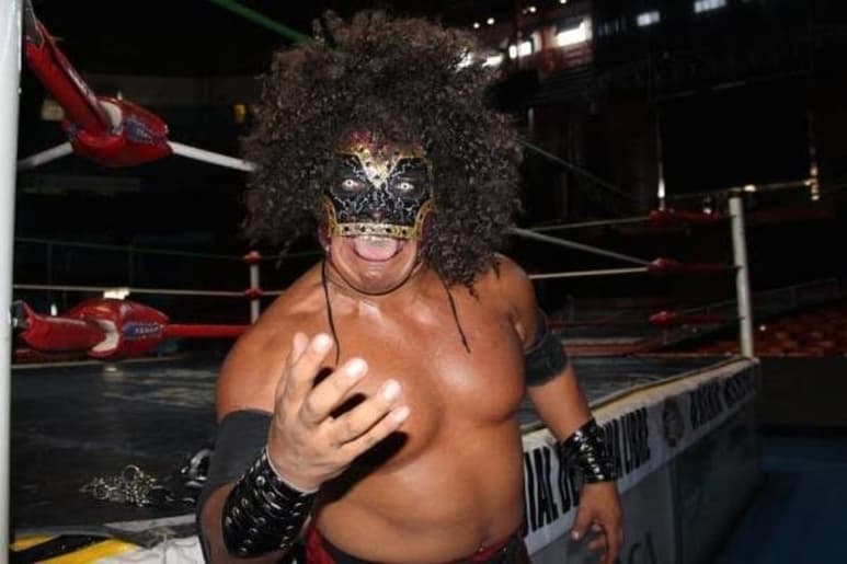 El mundo de la lucha libre está de luto, el carismático luchador Mr. Niebla murió ayer por una infección en la sangre, tenía 46 años de edad. (ESPECIAL)