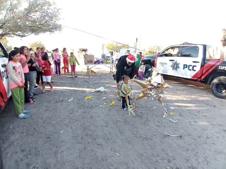 Visiblemente emocionados los pequeños partieron la piñata. (EL SIGLO DE TORREÓN) 