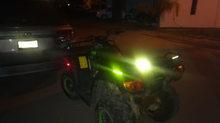 Conductor de cuatrimoto se impacta contra camioneta.