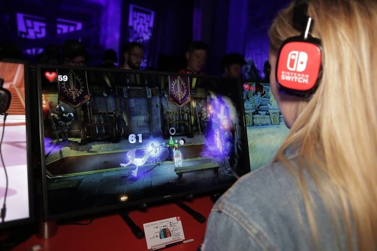 Las consolas fijas son el segundo aparato preferido para jugar. (ARCHIVO)