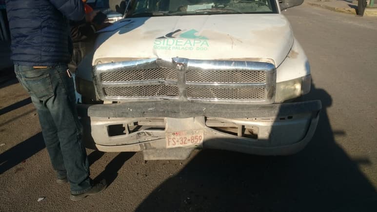 Ambas unidades involucradas en el percance vial terminaron con daños materiales de consideración.