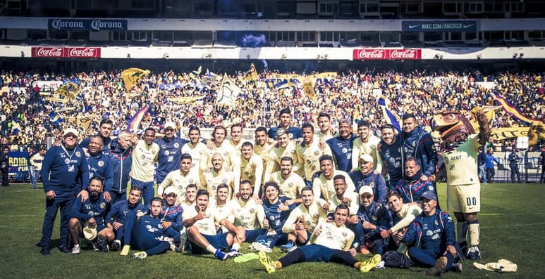 Los elementos americanistas se tomaron una fotografía con el pueblo azulcrema en el fondo. (ESPECIAL)
