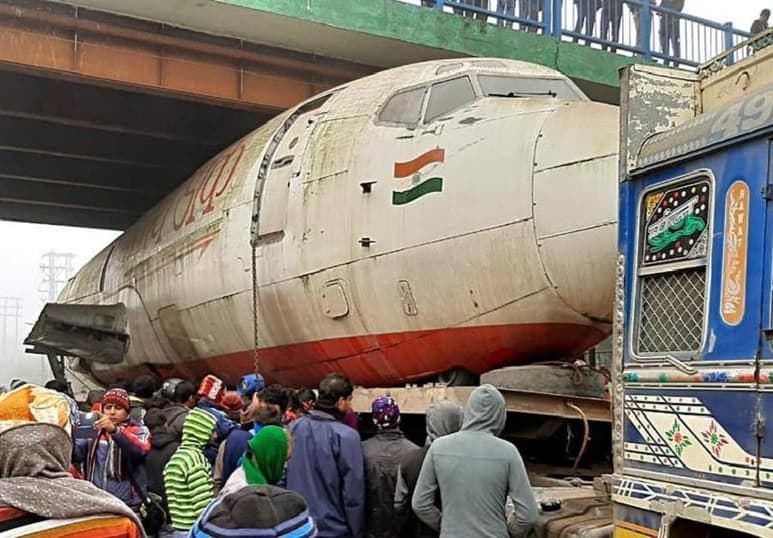 El avión era trasladado luego de permanecer abandonado por varios años. (INTERNET)